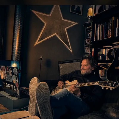 Claus mit Gitarre im Studio